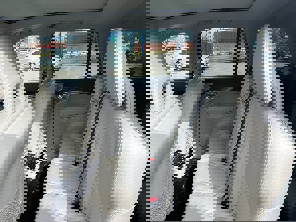 Used 2016 Volvo XC90 T6 Momentum w/ Momentum Plus Package image 11