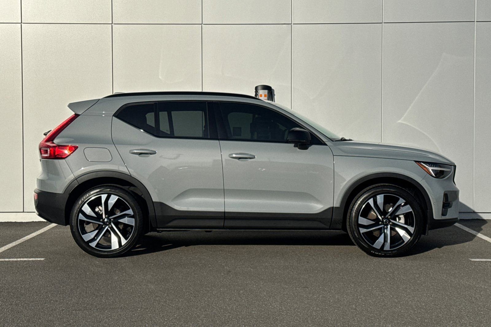 Used 2024 Volvo XC40 B5 Plus w/ Climate Package image 6