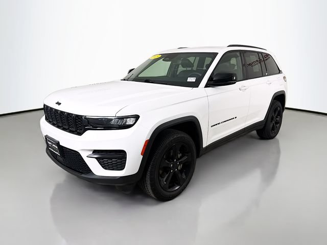 Used 2023 Jeep Grand Cherokee Altitude AWD/4WD image 3