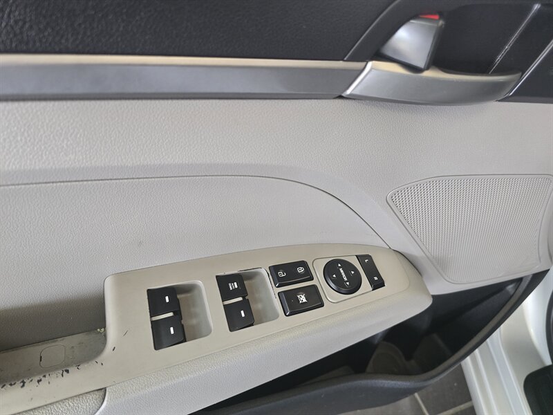 Used 2017 Hyundai Elantra SE FWD image 17