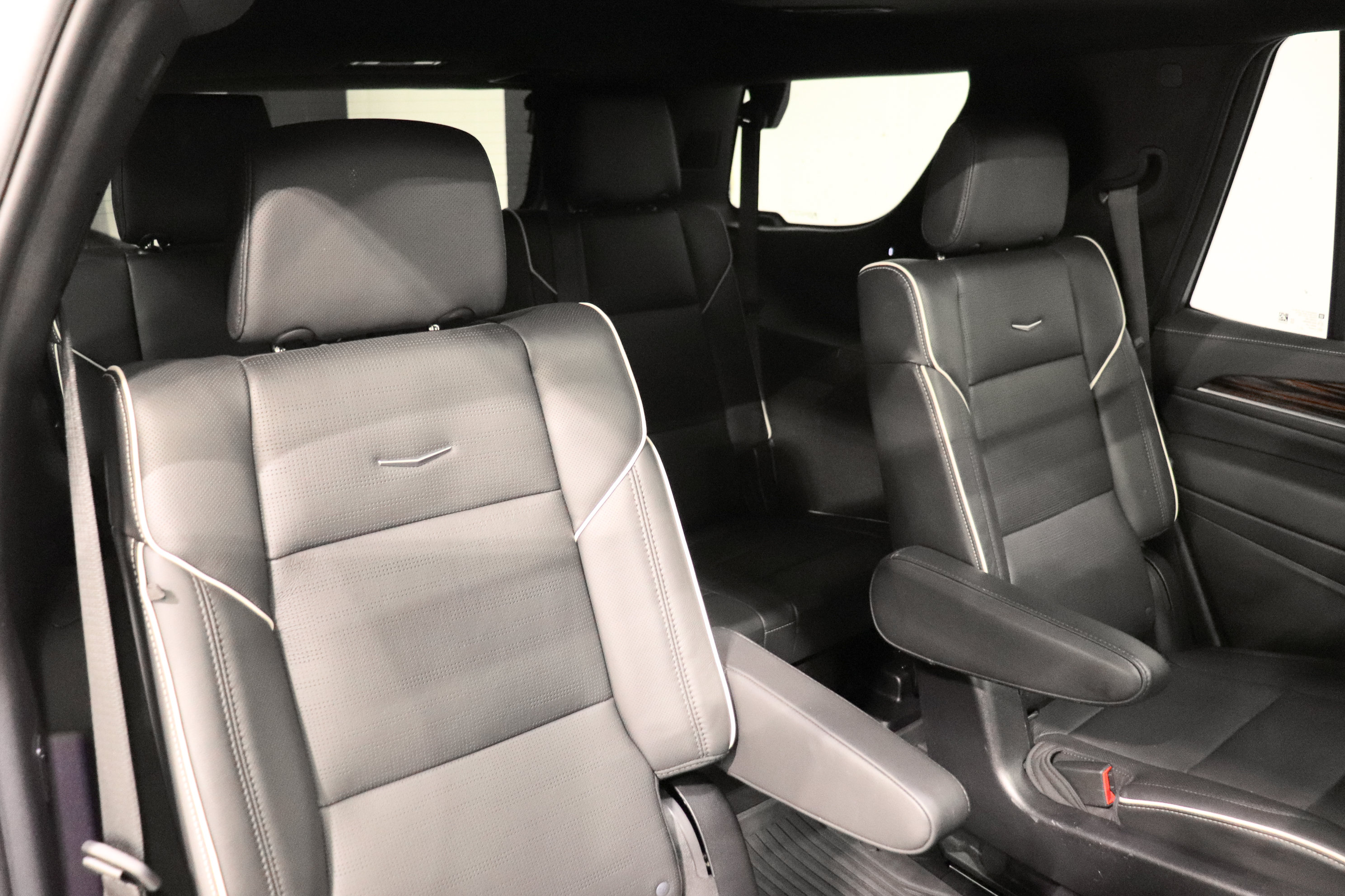 Used 2023 Cadillac Escalade Premium Luxury AWD/4WD image 19