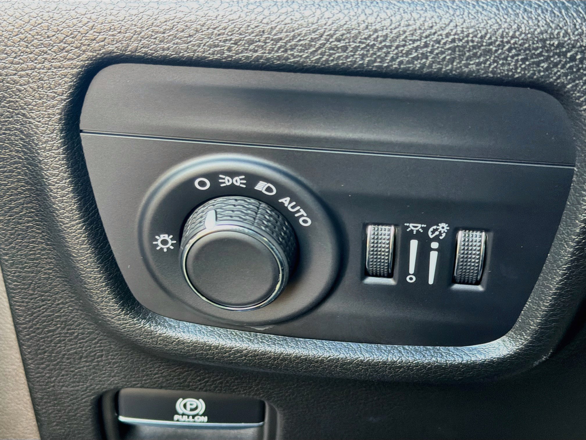 Used 2023 Jeep Grand Cherokee Laredo w/ Luxury Tech Group I AWD/4WD image 17