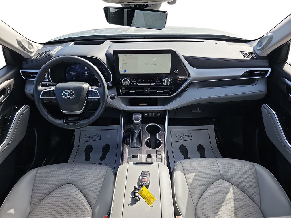 Used 2024 Toyota Highlander Platinum image 12