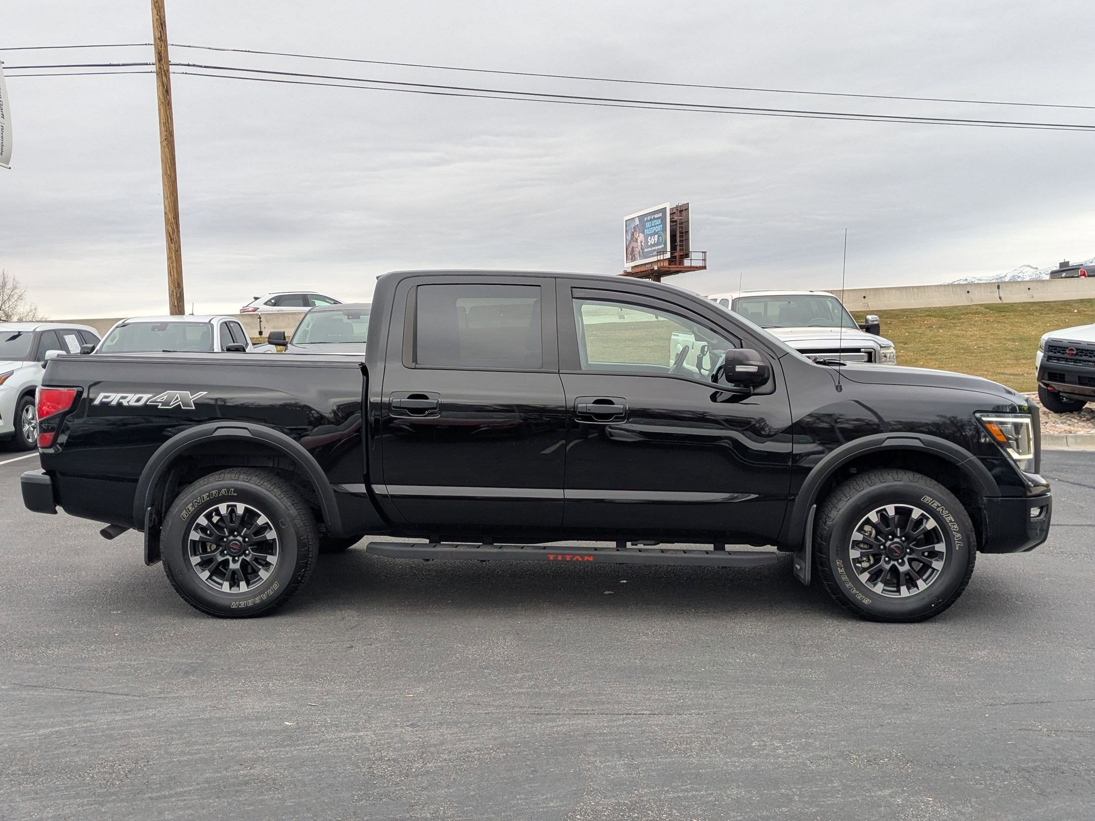 Used 2021 Nissan Titan PRO-4X w/ Pro-4x Convenience Package image 2
