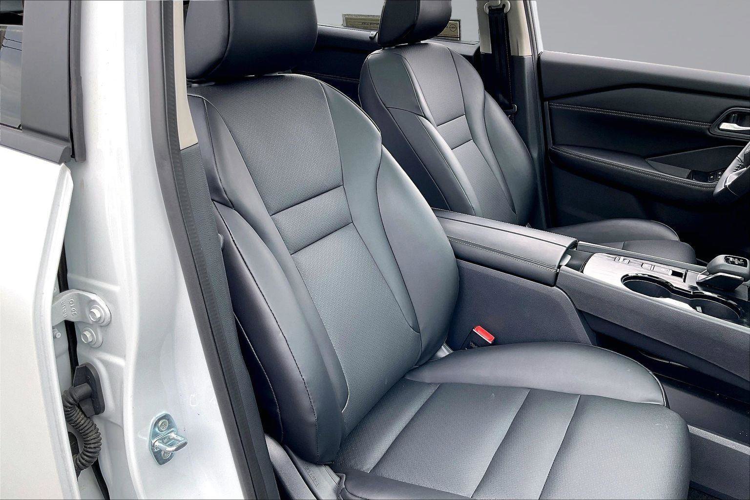 Certified 2024 Nissan Rogue SV w/ SV Premium Package FWD image 8