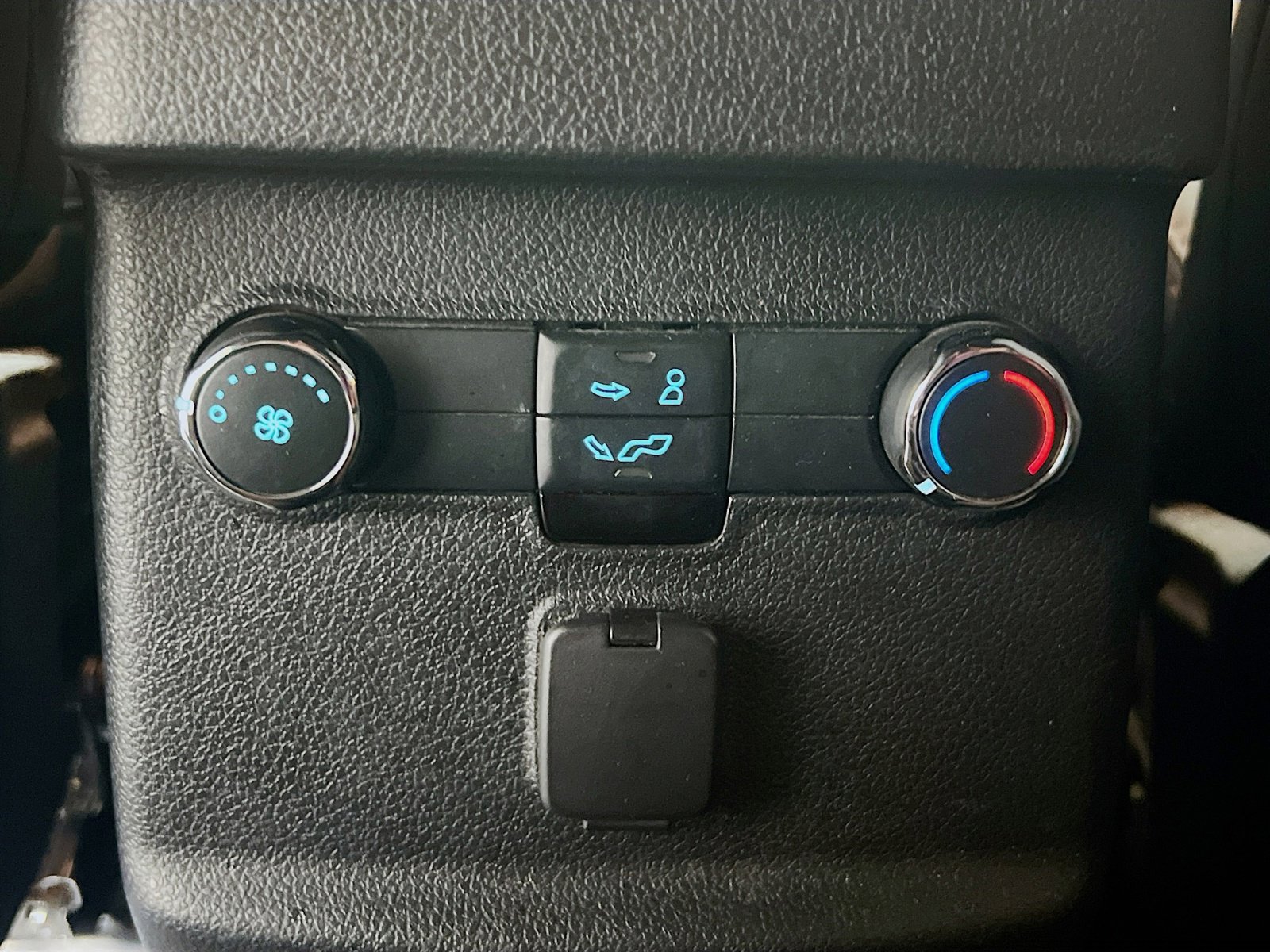 Used 2019 Ford Explorer XLT w/ Equipment Group 202A image 18