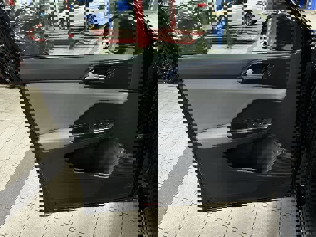 Used 2023 Volkswagen Taos SE w/ Panoramic Sunroof Package image 29