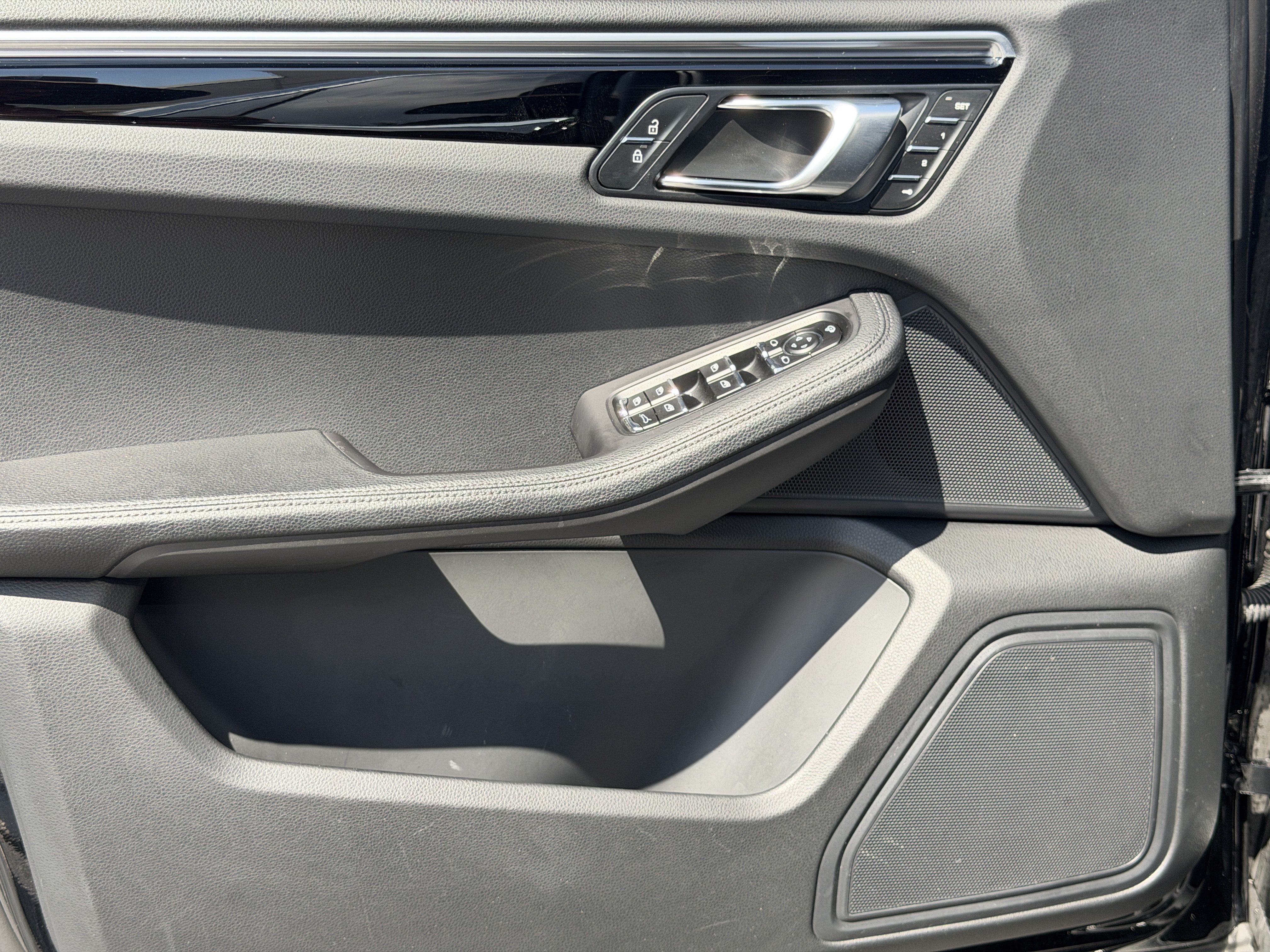 Certified 2024 Porsche Macan AWD/4WD image 19