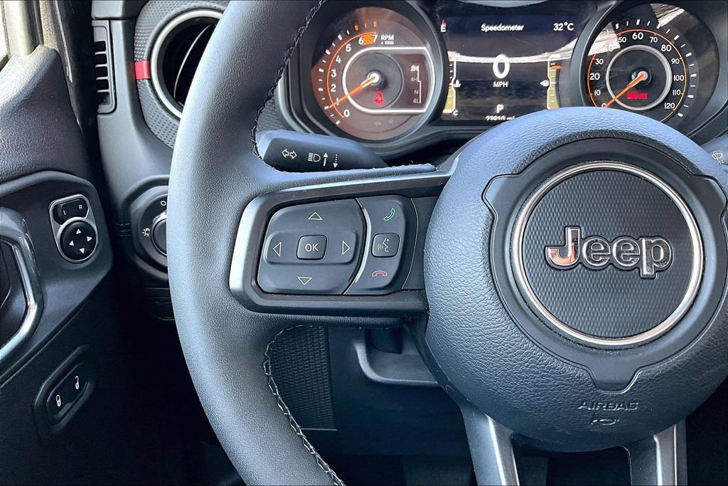 Used 2025 Jeep Wrangler Unlimited Rubicon w/ Convenience Group AWD/4WD image 6