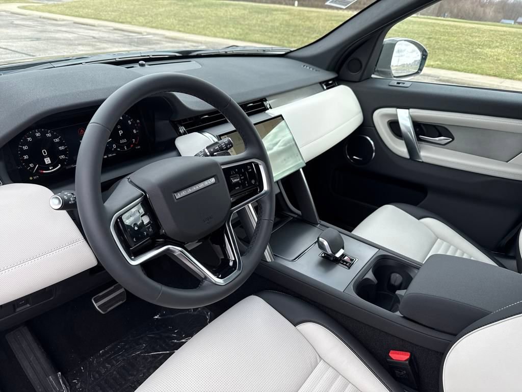 New 2025 Land Rover Discovery Sport Dynamic SE image 12
