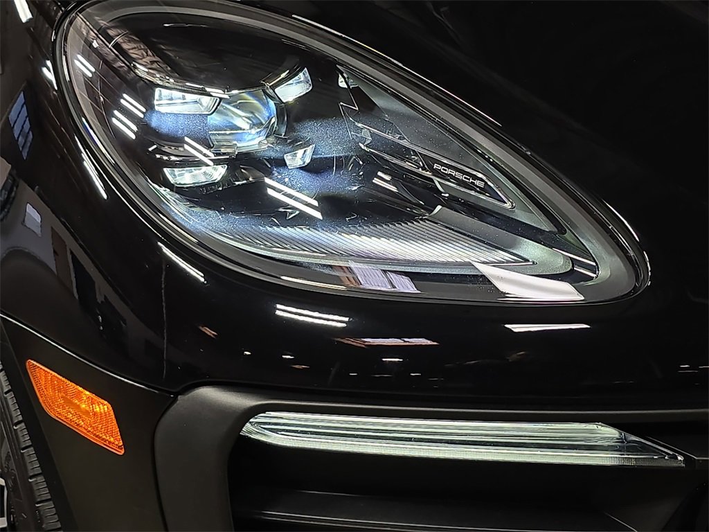 Used 2025 Porsche Macan image 12