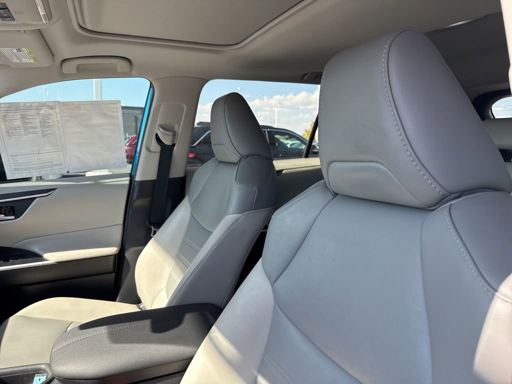 Used 2020 Toyota RAV4 XLE Premium image 10