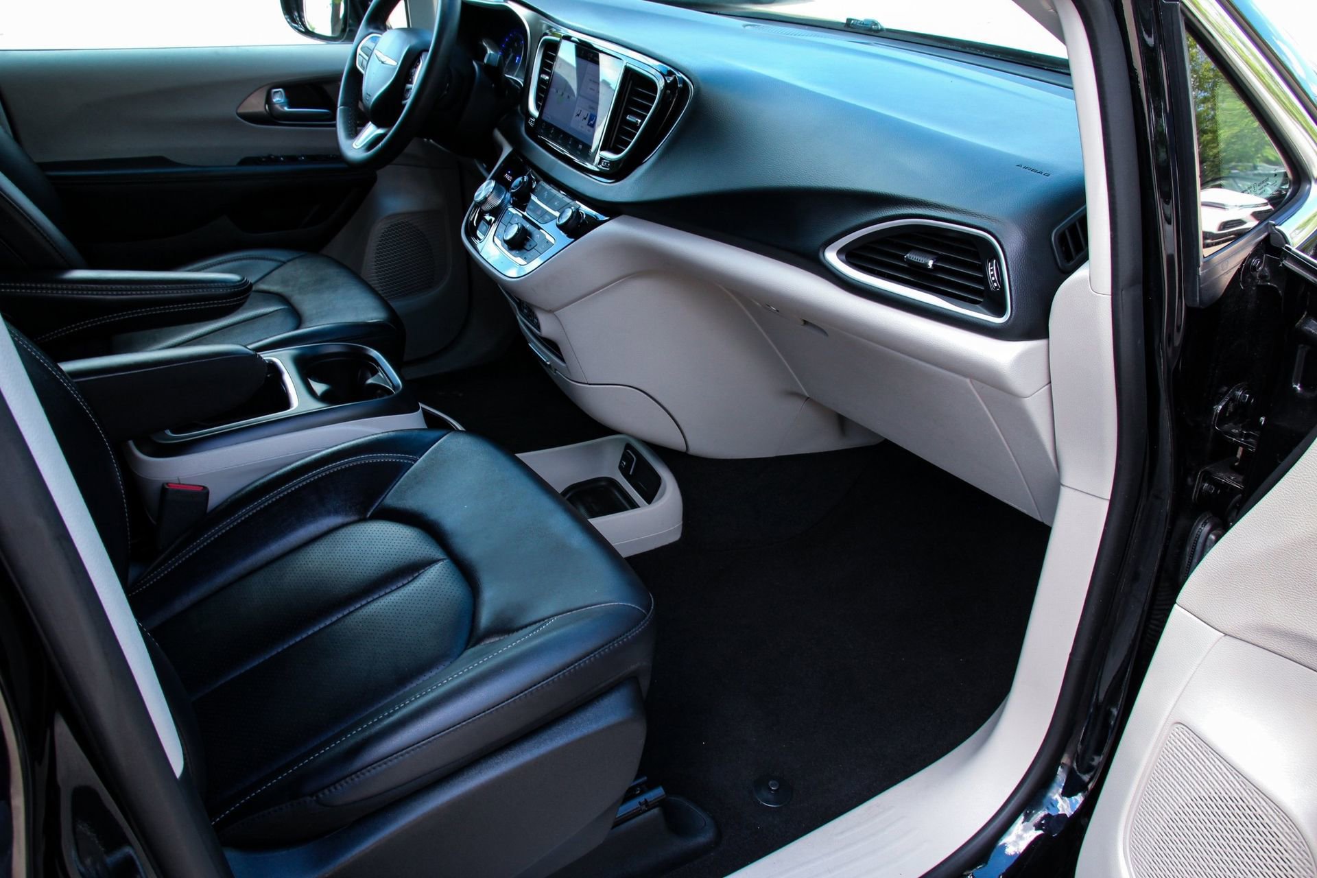 Used 2024 Chrysler Pacifica Touring-L image 27