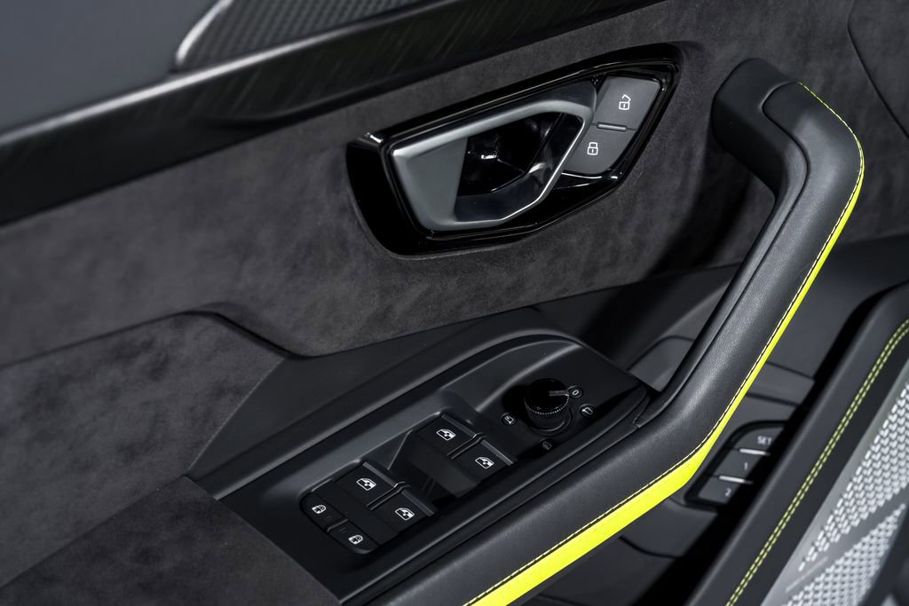 Used 2022 Lamborghini Urus AWD/4WD image 10