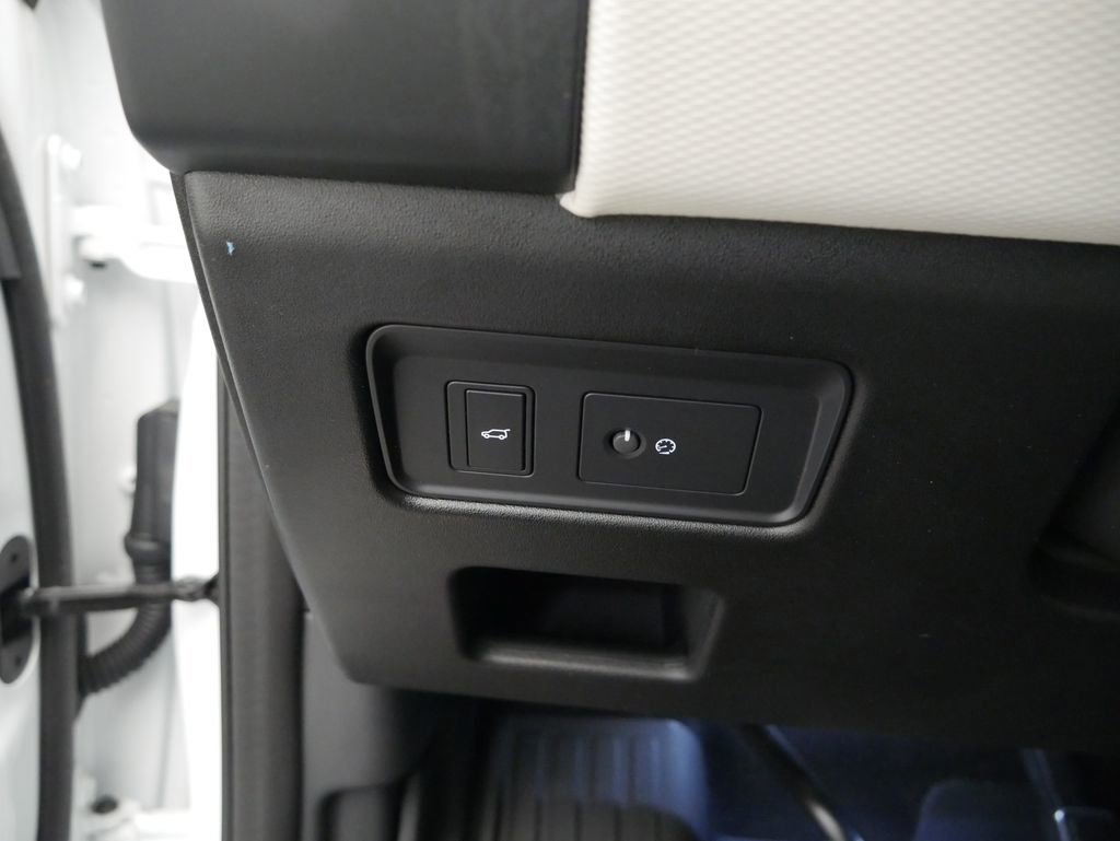 Used 2025 Land Rover Discovery Dynamic SE image 45