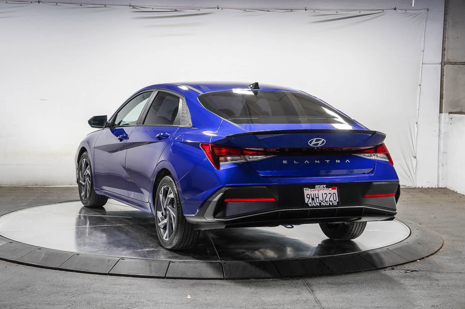 Used 2025 Hyundai Elantra Sport FWD image 2