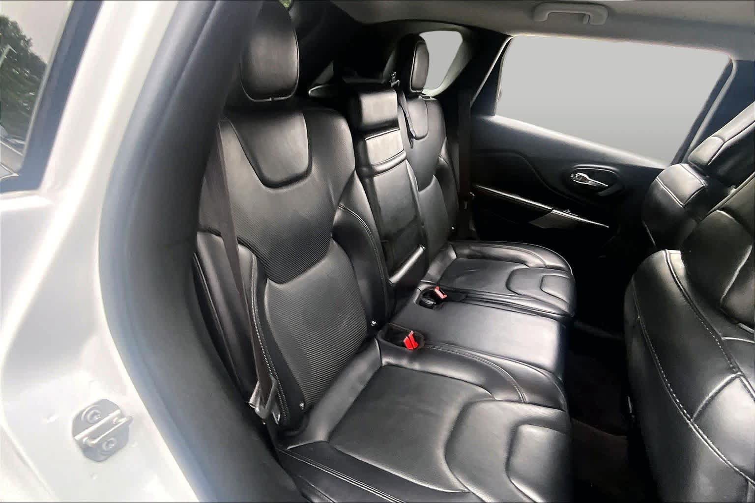 Used 2019 Jeep Cherokee Limited w/ Technology Group FWD image 20