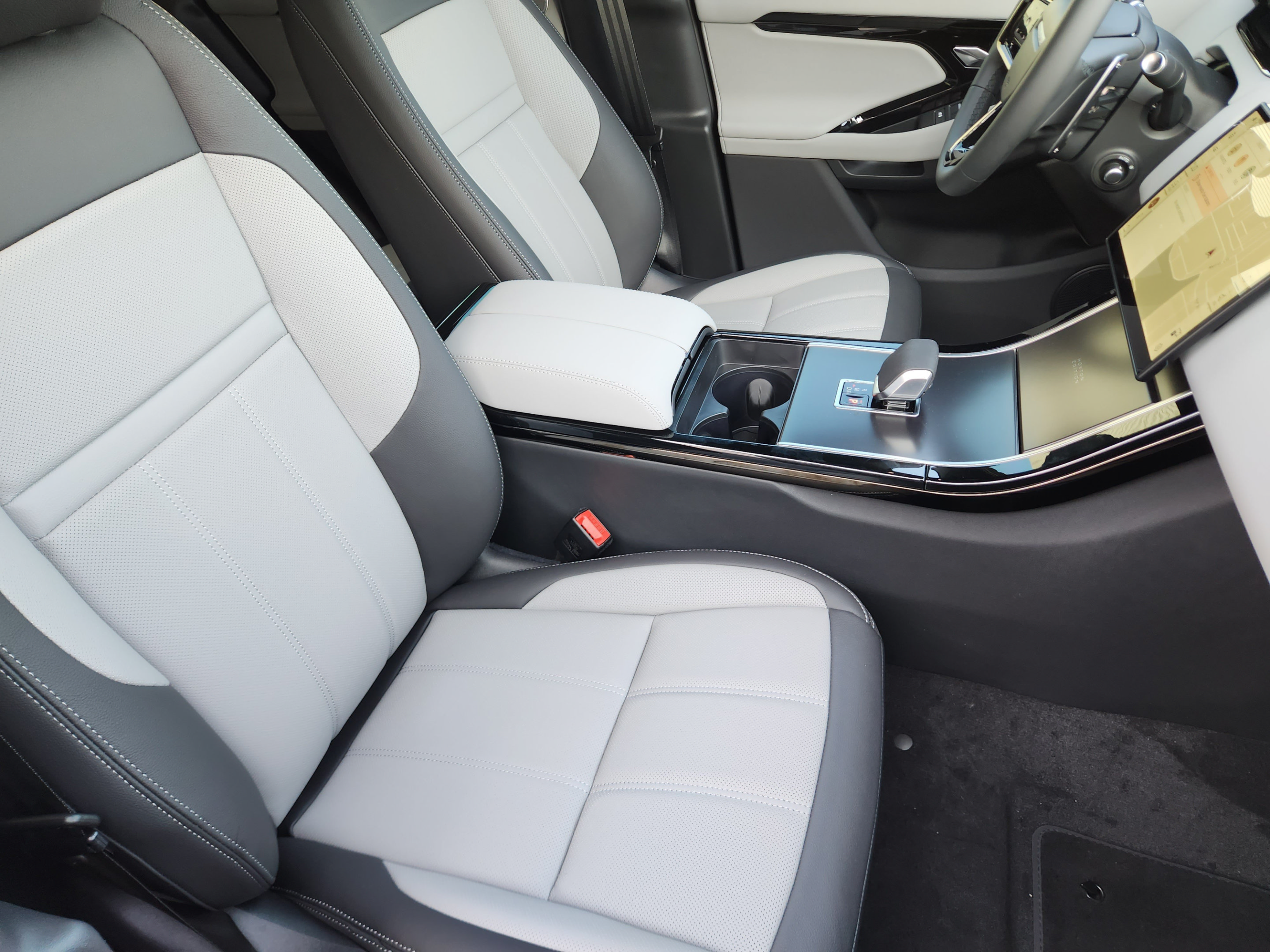 New 2026 Land Rover Range Rover Evoque Hoxton AWD/4WD image 9