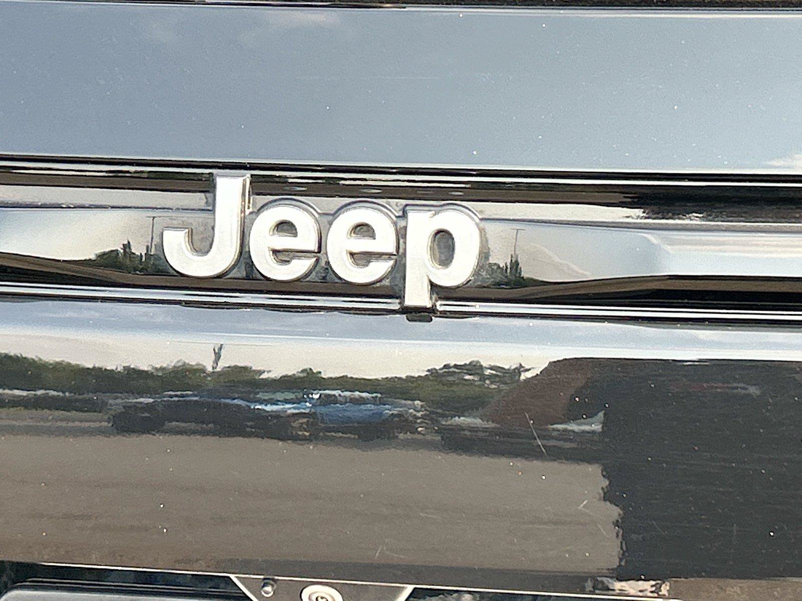 Used 2023 Jeep Grand Cherokee Summit AWD/4WD image 12