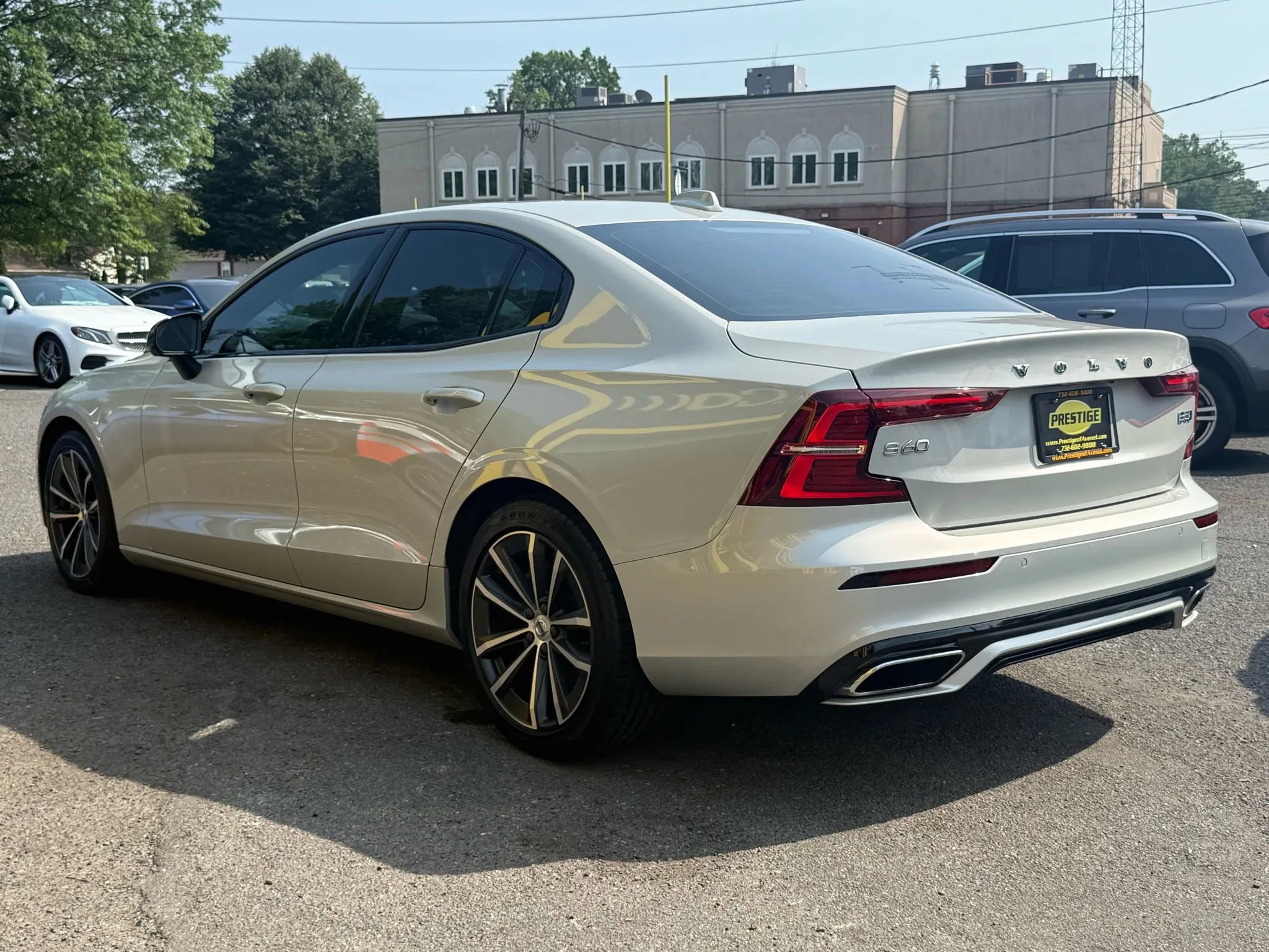 Used 2022 Volvo S60 B5 Momentum image 4