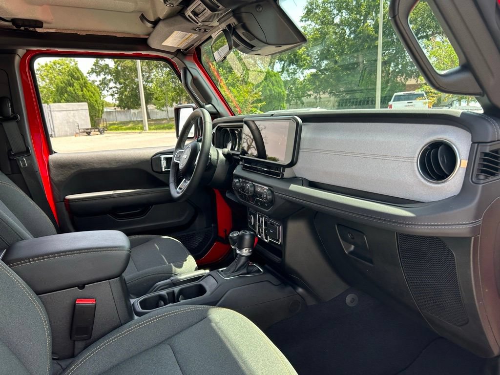 Used 2025 Jeep Wrangler Unlimited Sahara AWD/4WD image 42