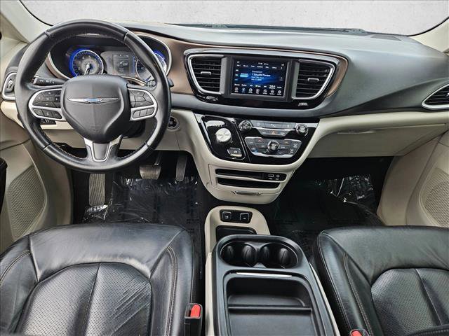 Used 2018 Chrysler Pacifica Touring-L image 15