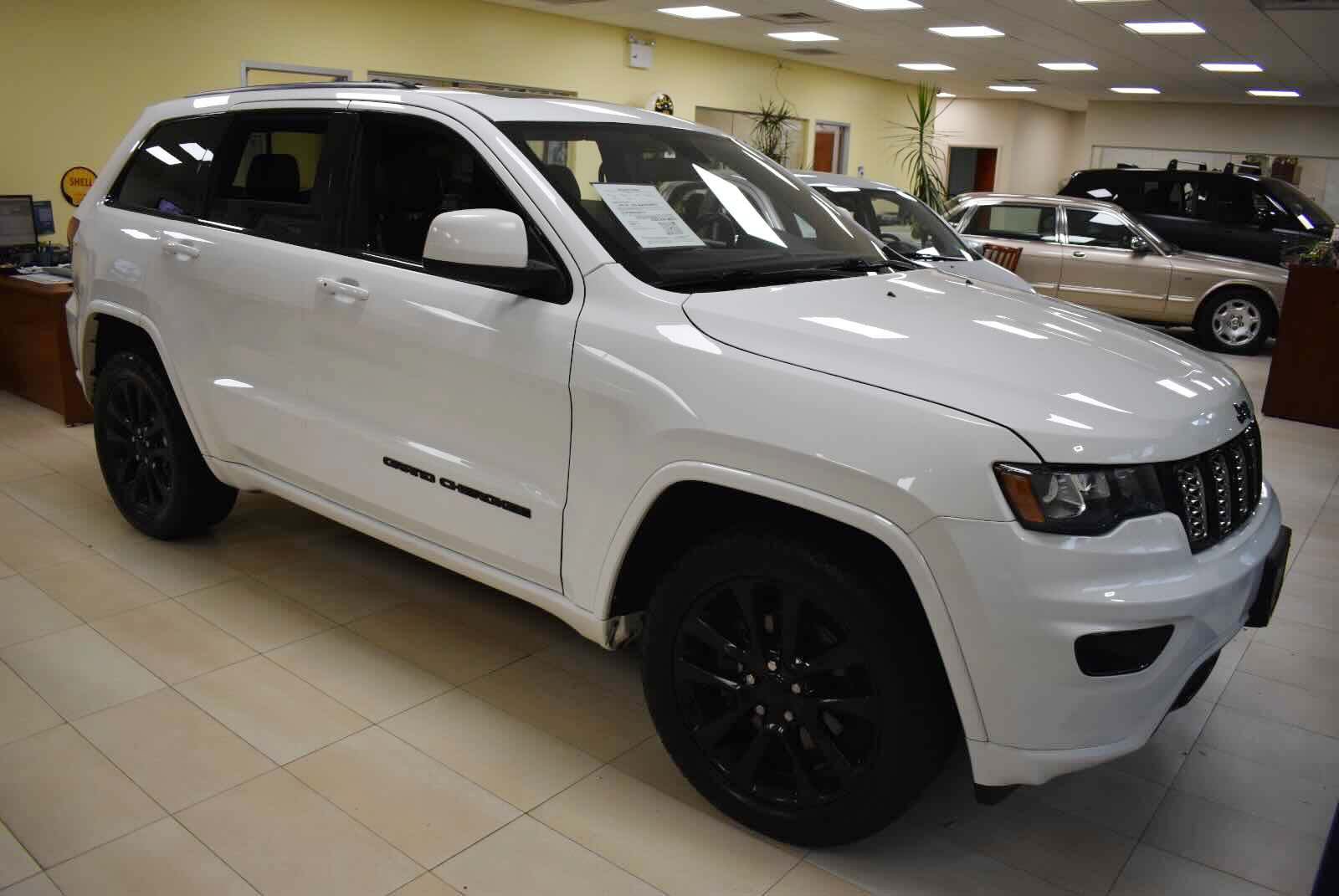 Used 2019 Jeep Grand Cherokee Altitude AWD/4WD image 3