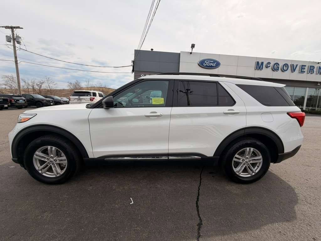 Used 2022 Ford Explorer XLT AWD/4WD image 3