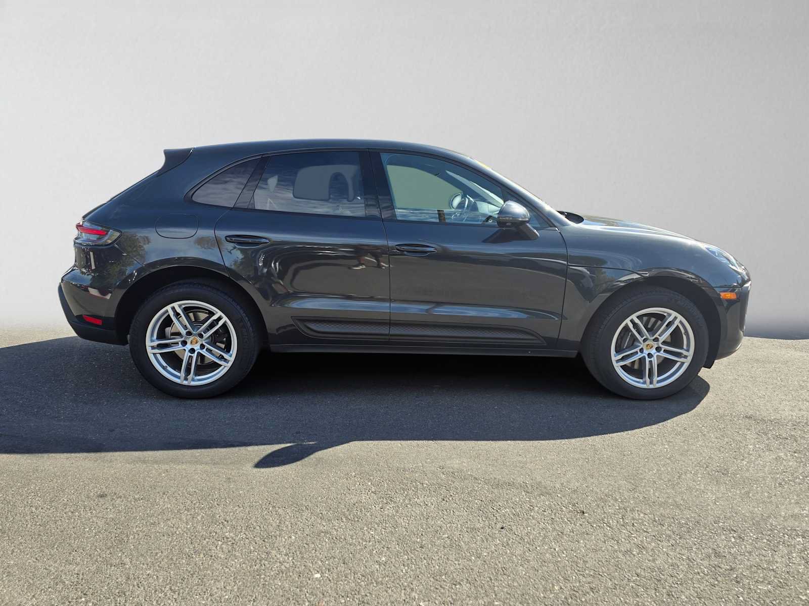 Used 2022 Porsche Macan AWD/4WD image 2