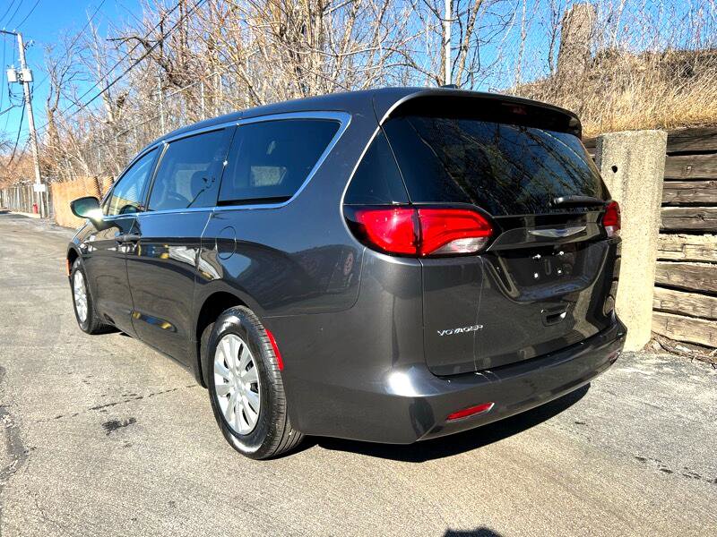 Used 2020 Chrysler Voyager L image 9
