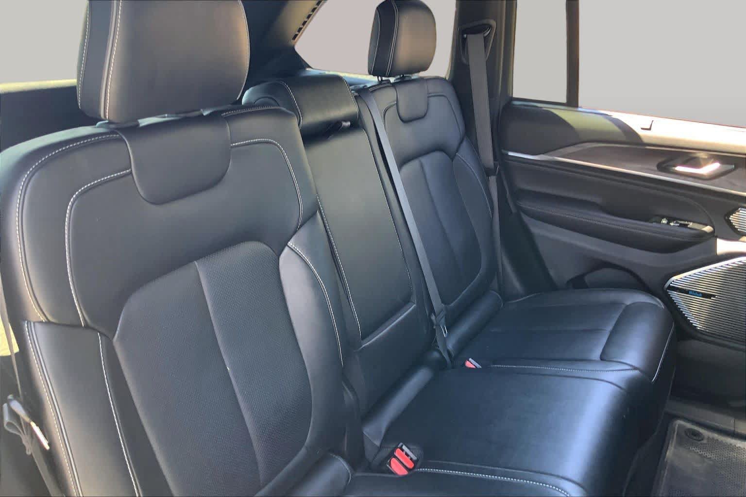 Used 2022 Jeep Grand Cherokee Overland w/ Adv Protech Group III AWD/4WD image 20