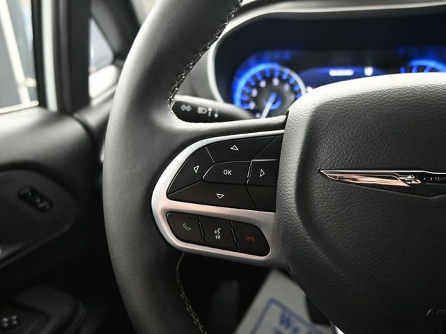 Used 2025 Chrysler Pacifica Select image 17