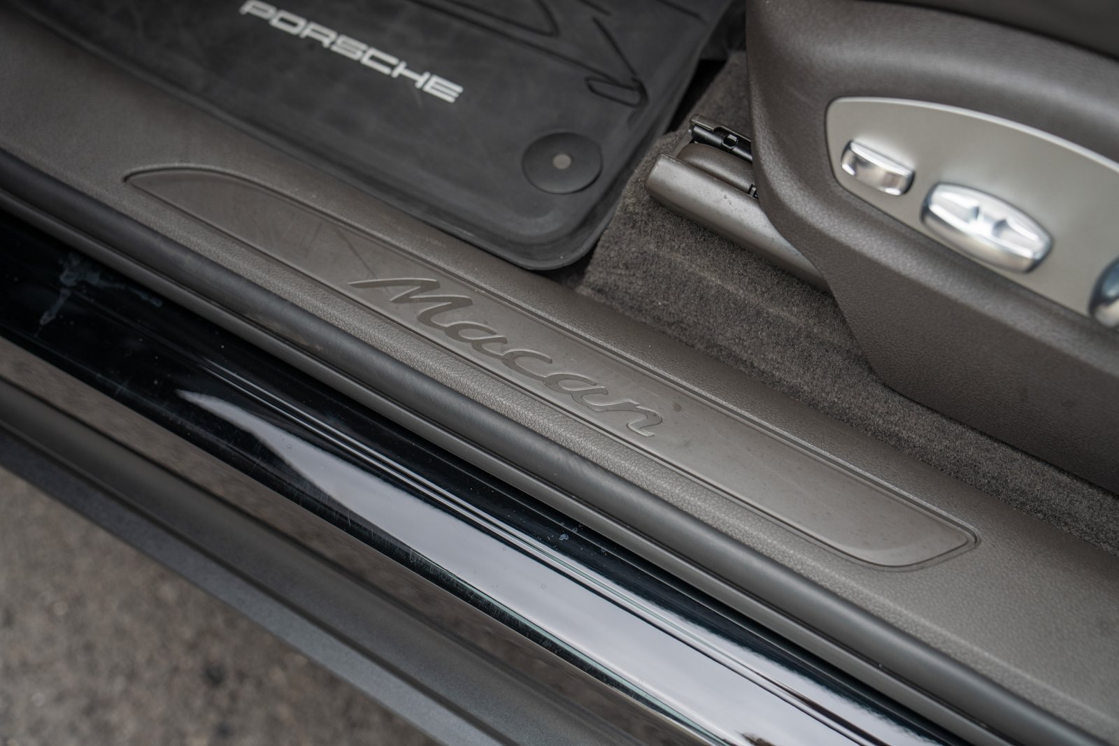 Certified 2026 Porsche Macan AWD/4WD image 11