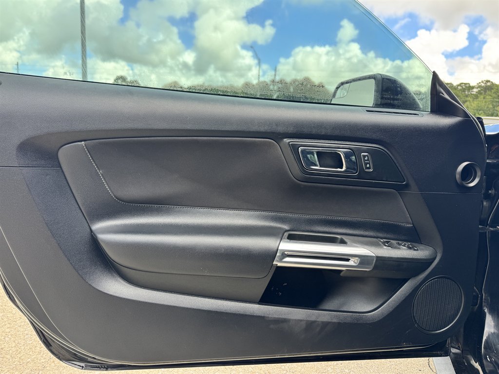 Used 2017 Ford Mustang Coupe RWD image 12