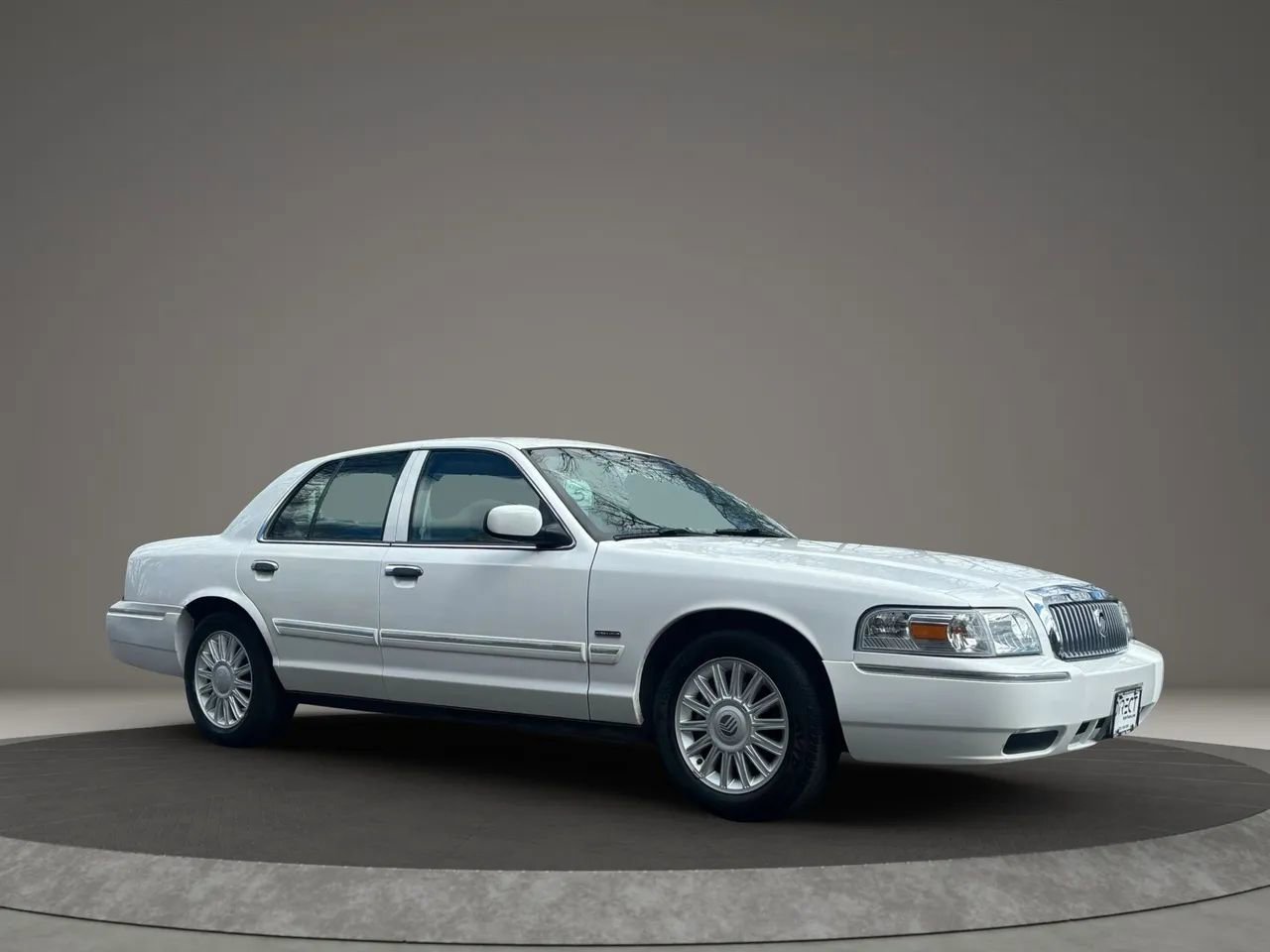 Used 2009 Mercury Grand Marquis LS image 2