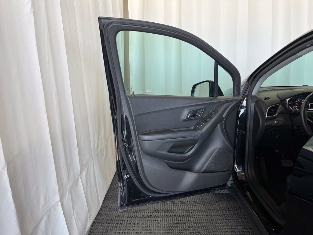 Used 2021 Chevrolet Trax LT w/ Midnight Edition FWD image 16
