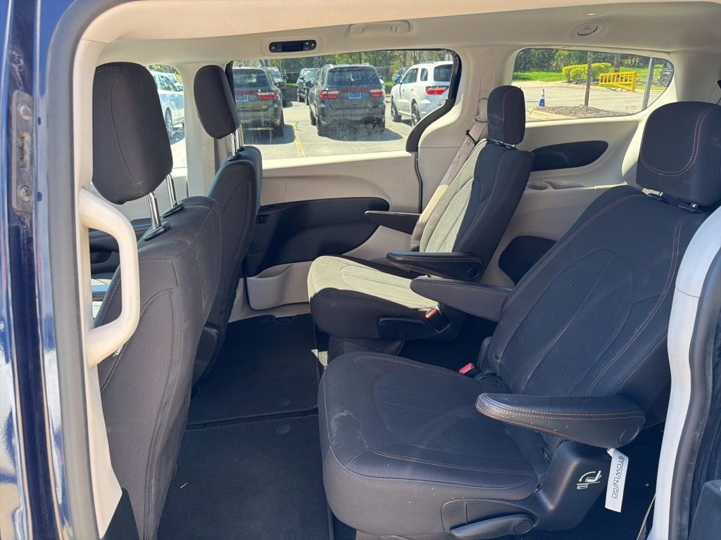 Used 2017 Chrysler Pacifica Touring FWD image 12