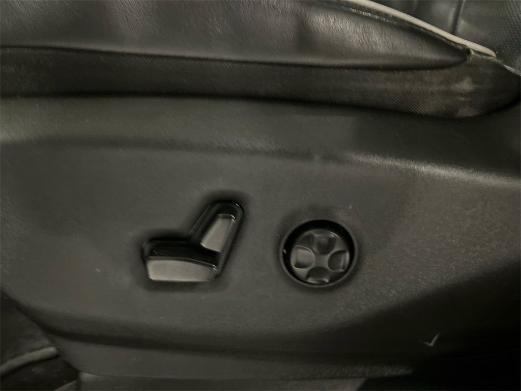 Used 2021 Chrysler Pacifica Limited w/ Uconnect Theater Family Group image 11