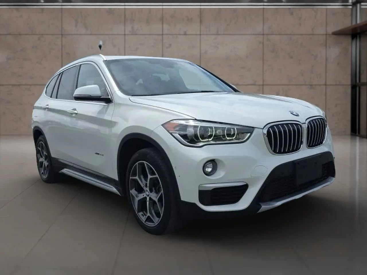 Used 2017 BMW X1 xDrive28i AWD/4WD image 3