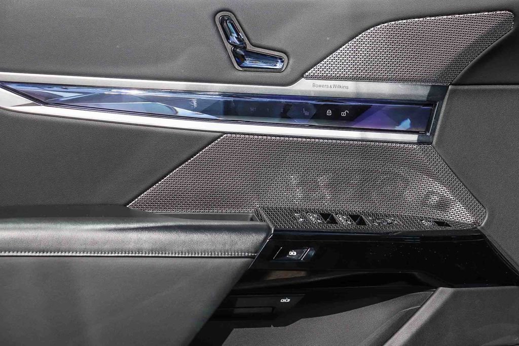 Used 2025 BMW 740i xDrive image 21