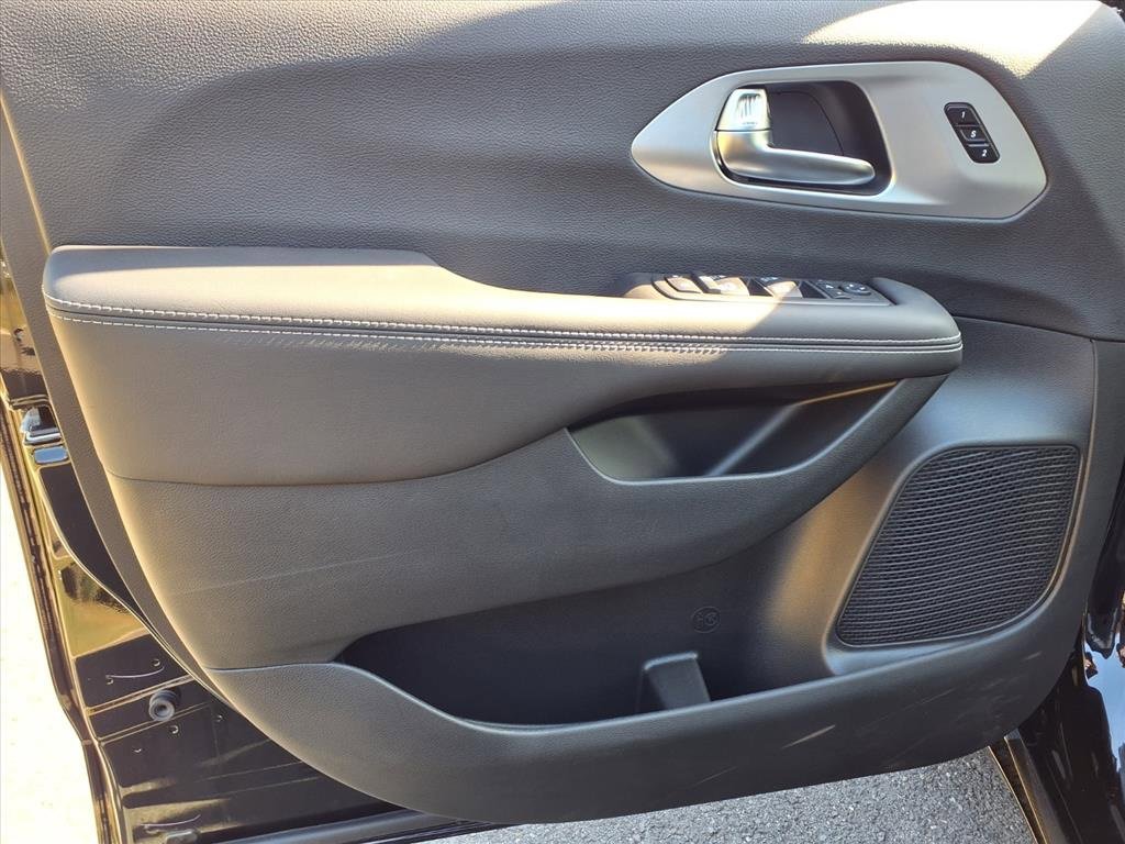 New 2026 Chrysler Pacifica Limited image 9