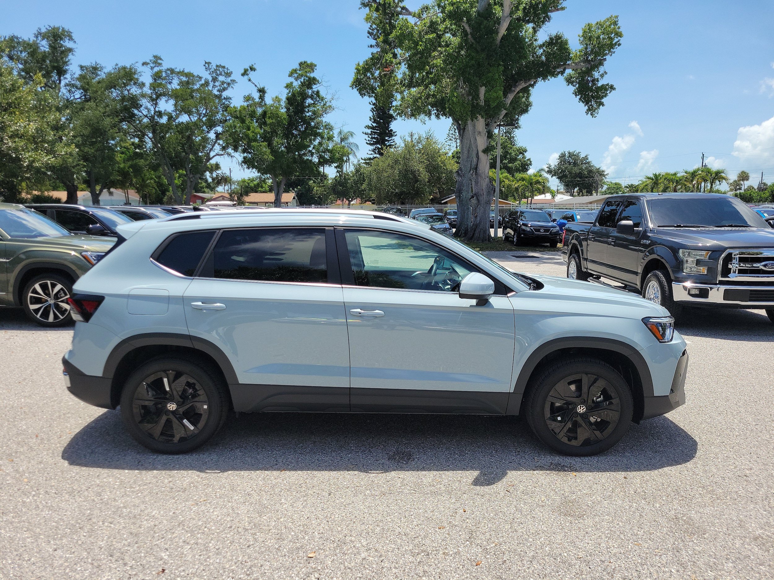 New 2026 Volkswagen Taos SE FWD image 3