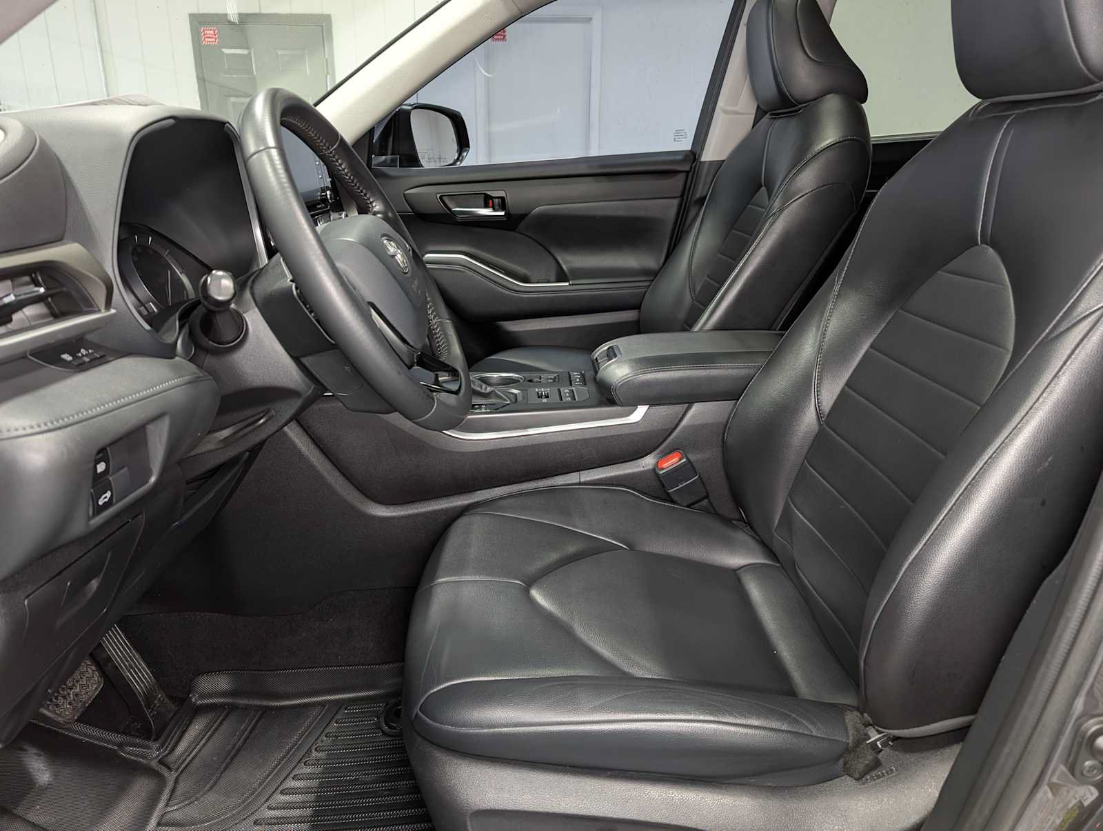 Used 2021 Toyota Highlander XLE AWD/4WD image 4
