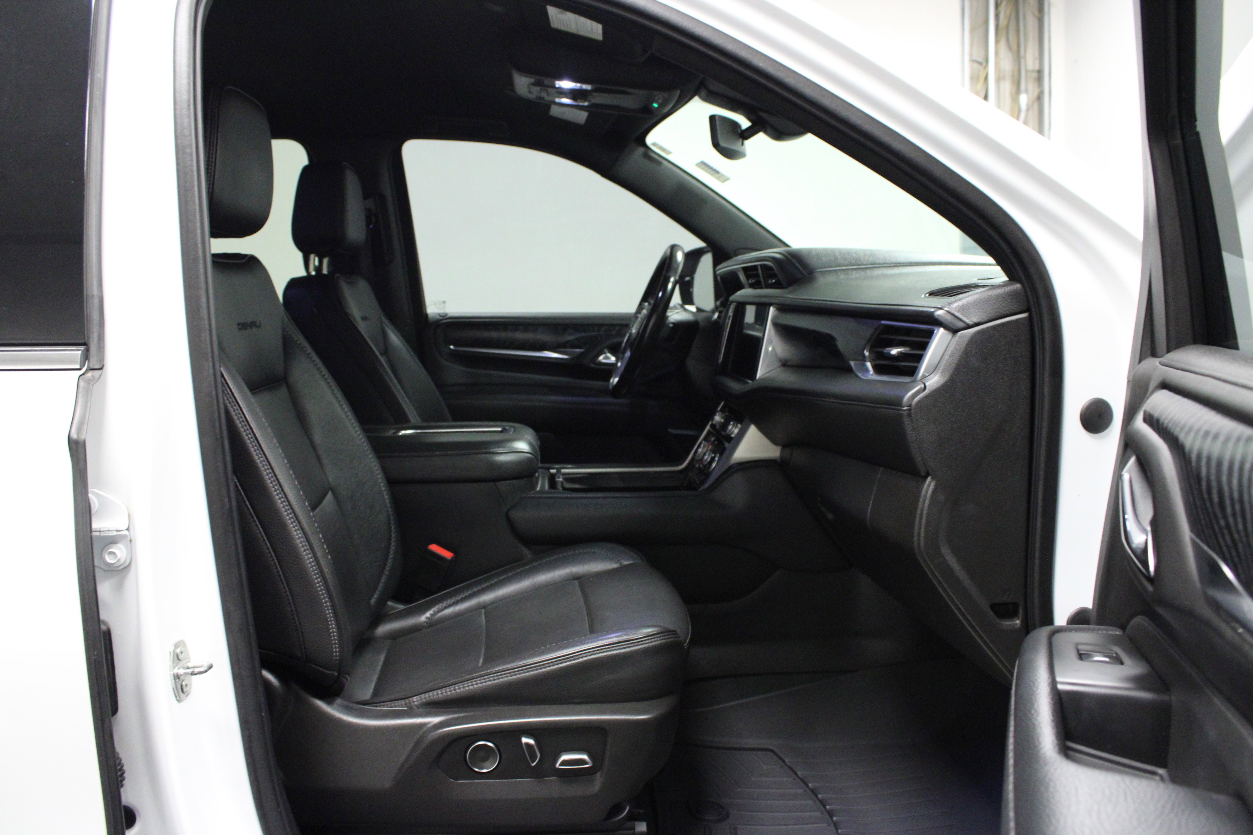 Used 2021 GMC Yukon XL Denali image 17