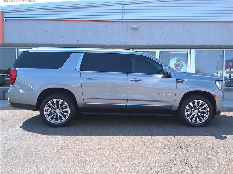Used 2024 GMC Yukon XL Denali w/ Advanced Technology Package AWD/4WD image 4