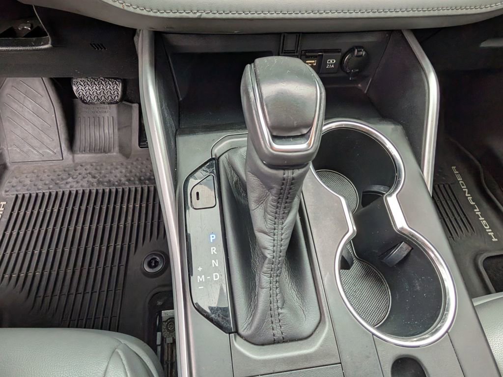 Used 2020 Toyota Highlander XLE AWD/4WD image 24