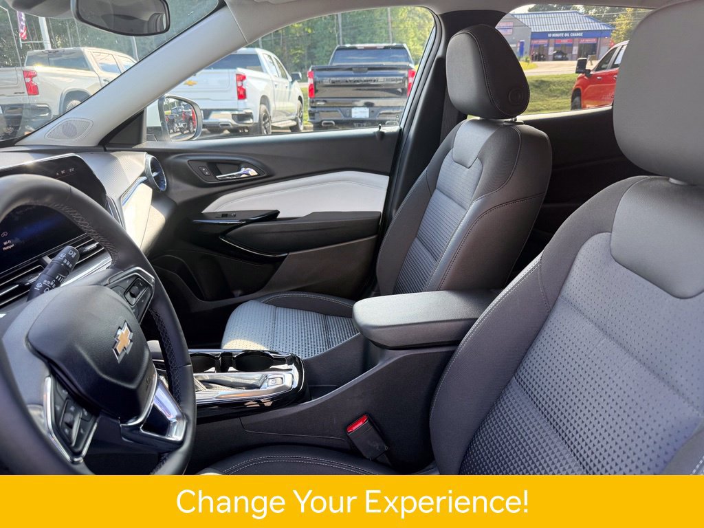 Used 2025 Chevrolet Trax LT w/ LT Convenience Package FWD image 6