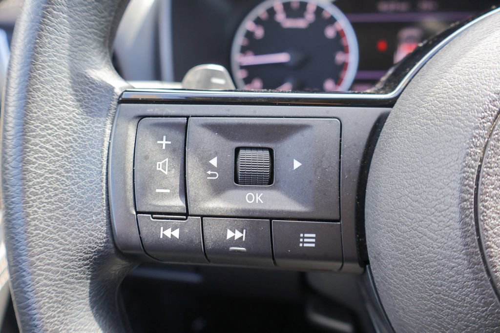 Used 2023 Nissan Rogue SV image 12