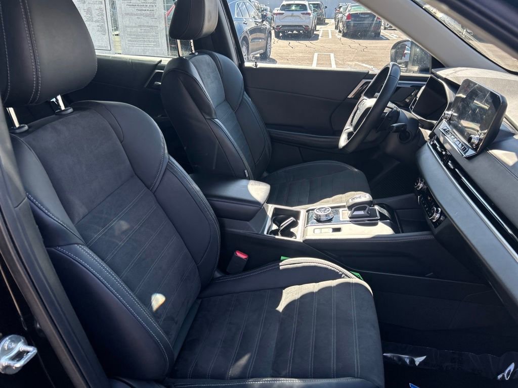 Used 2023 Mitsubishi Outlander SE Black Edition image 14
