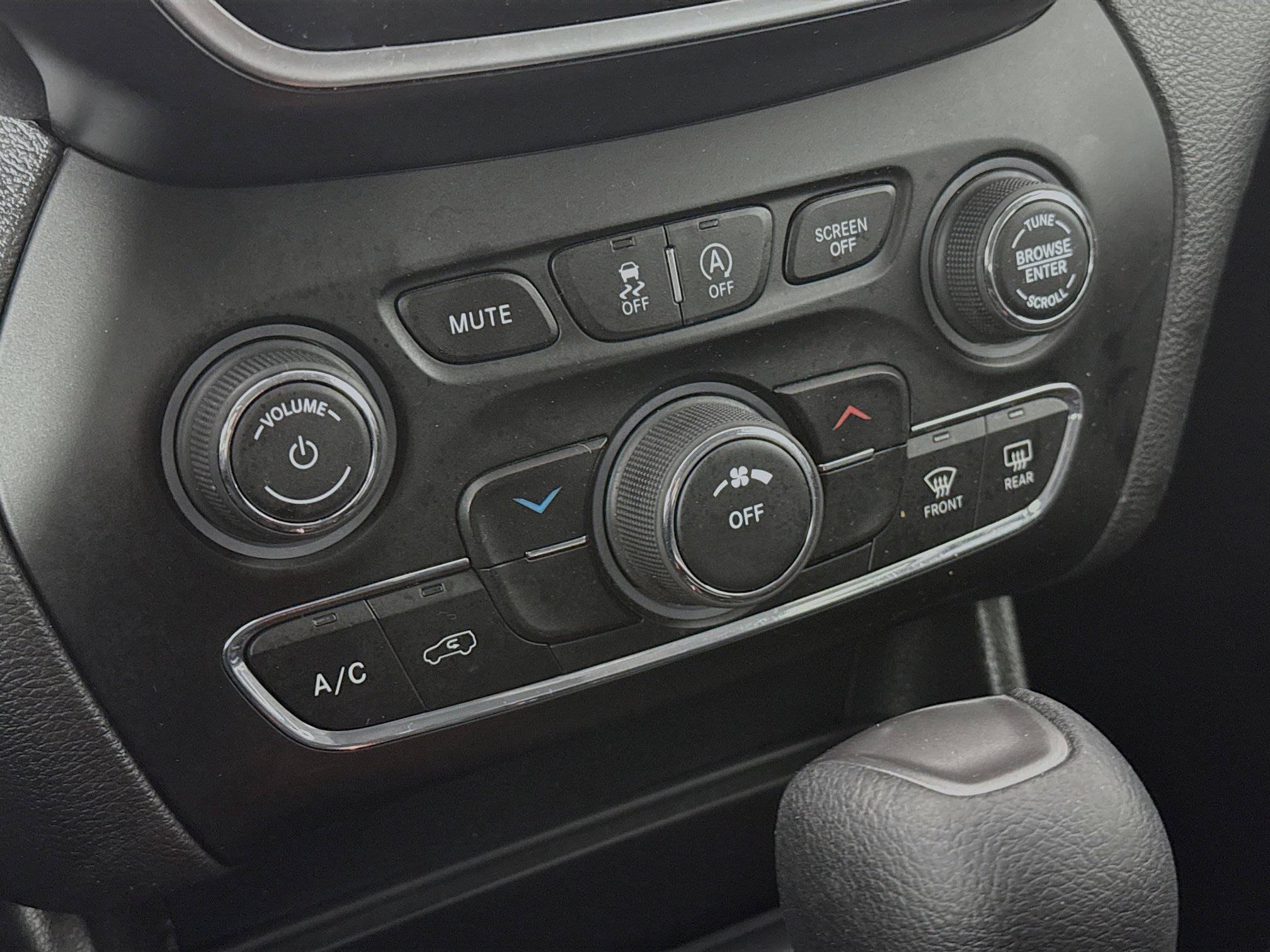 Used 2019 Jeep Cherokee Latitude w/ Cold Weather Group image 15